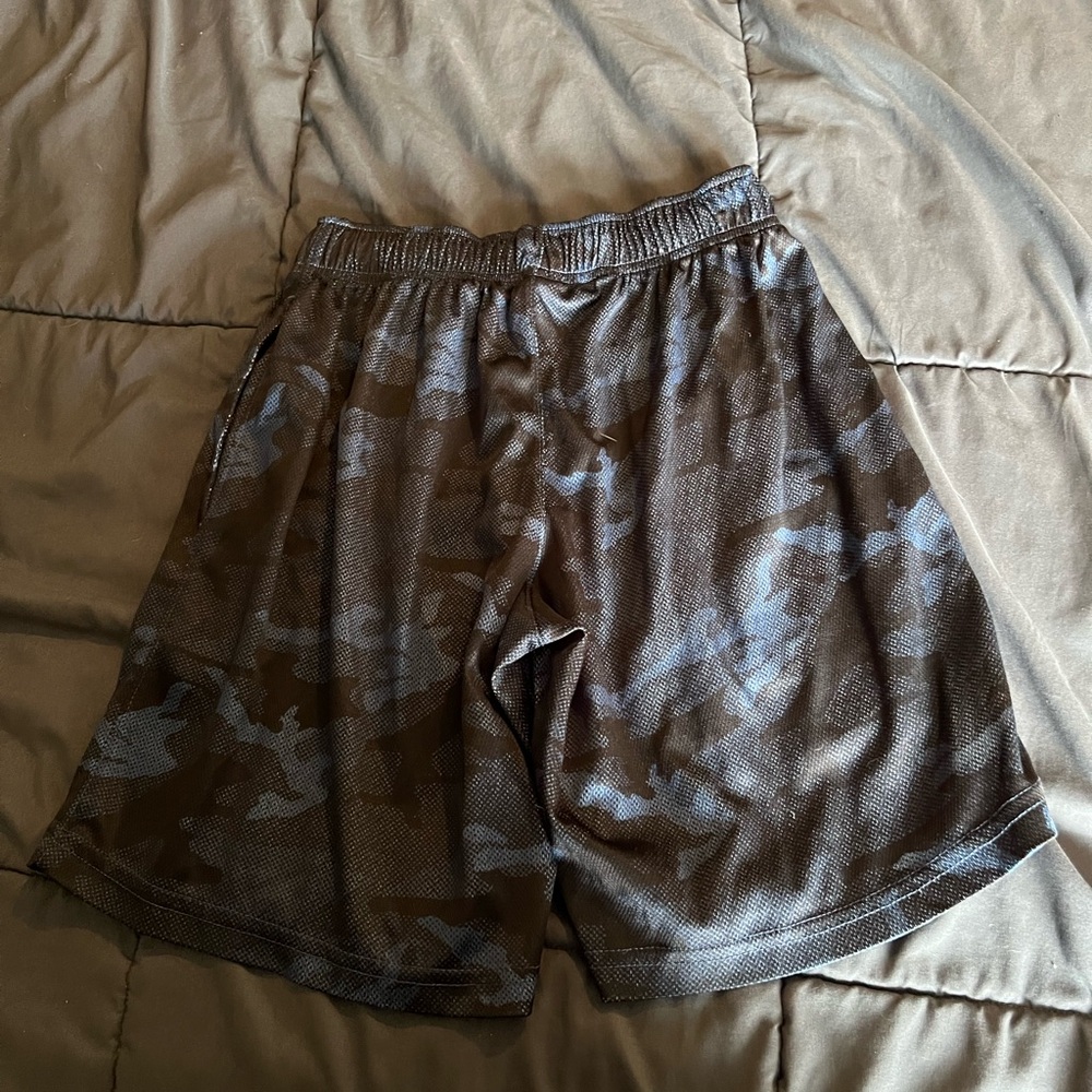 Lot of 5 pairs of shorts.  (Men’s small) - Picture 5 of 11